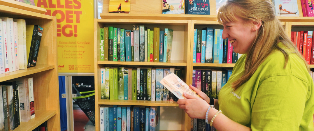 Chelsey tussen haar boeken